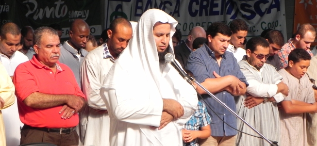 Id El-fitr, l'imam Khaled Ghamdi mentre guida la preghiera (foto © Cremaonline.it)